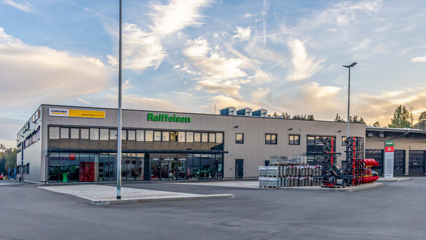 Außenansicht eines Raiffeisen-Gebäudes in Mitterteich; gebaut vom Hochbau der Firma Kassecker.