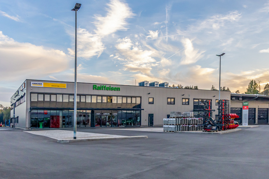 Außenansicht eines Raiffeisen-Gebäudes in Mitterteich; gebaut vom Hochbau der Firma Kassecker.